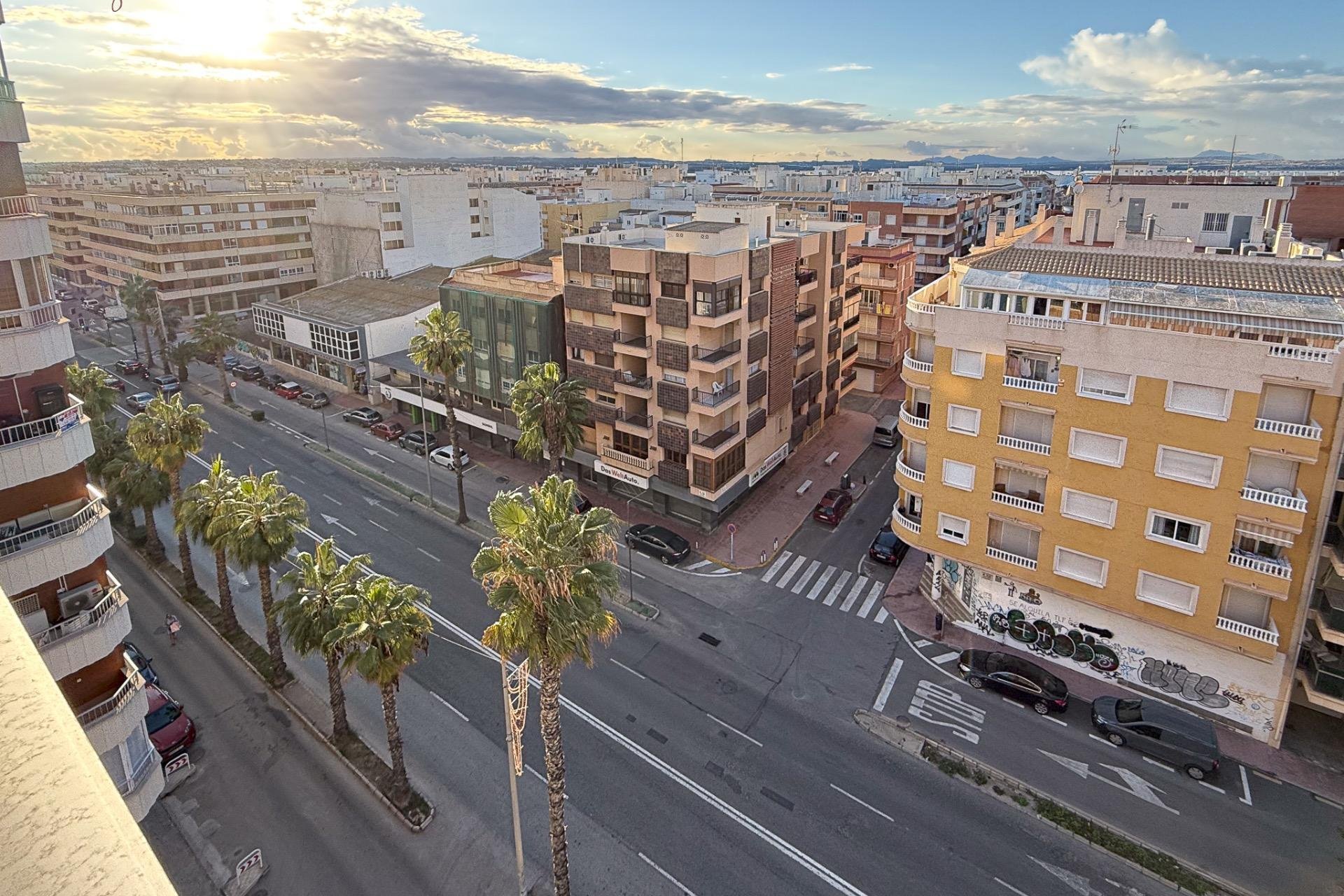 Resale - Apartment - Torrevieja - Acequion