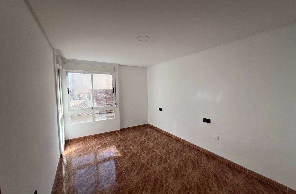 Resale - Apartment - Torrevieja - Centro