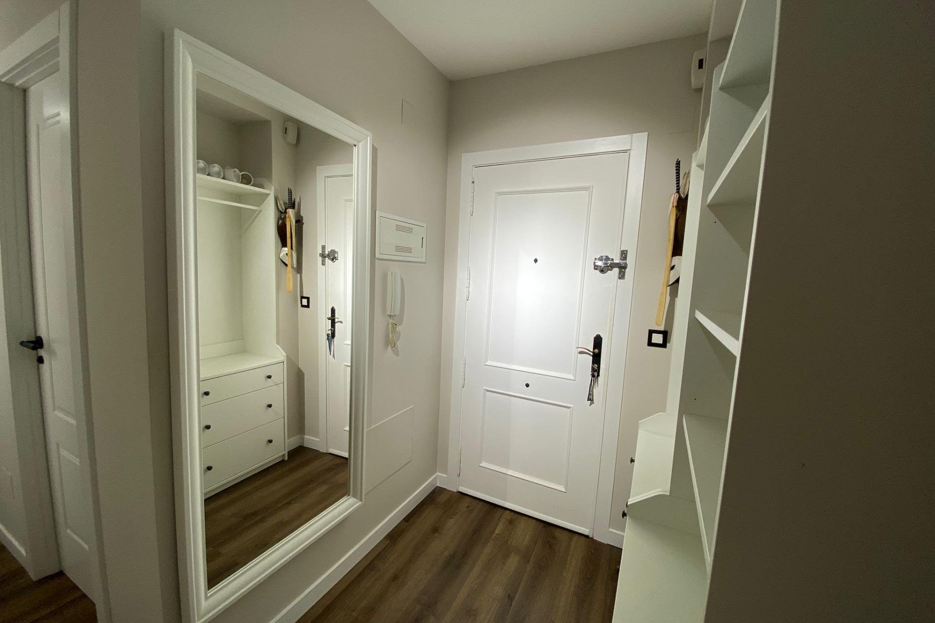 Resale - Apartment - Torrevieja - Paseo maritimo