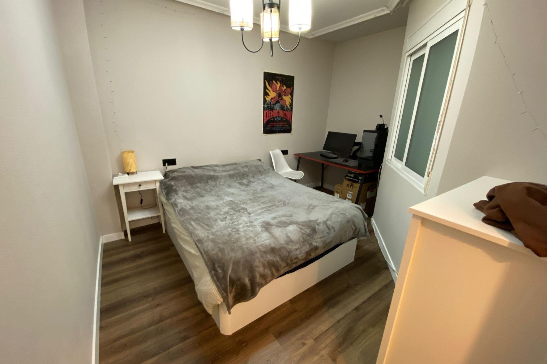 Resale - Apartment - Torrevieja - Paseo maritimo