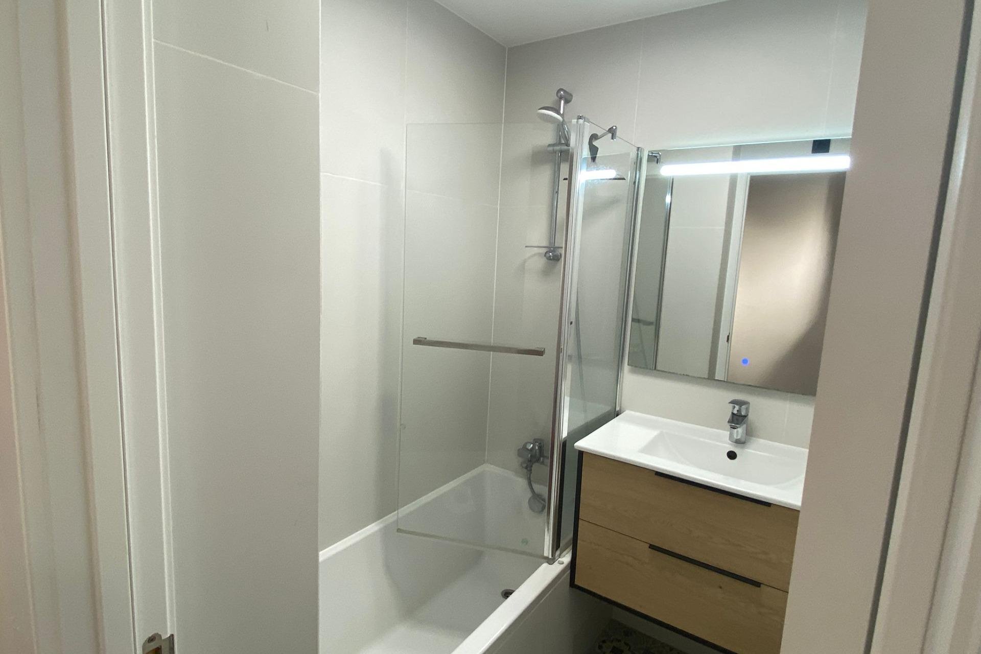 Resale - Apartment - Torrevieja - Paseo maritimo