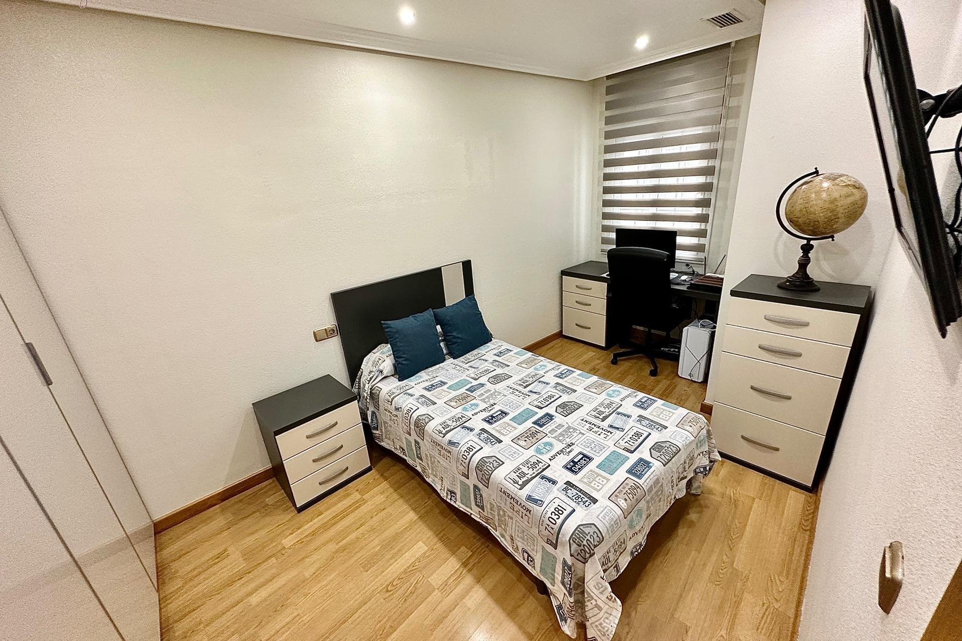 Resale - Apartment - Torrevieja - Paseo maritimo