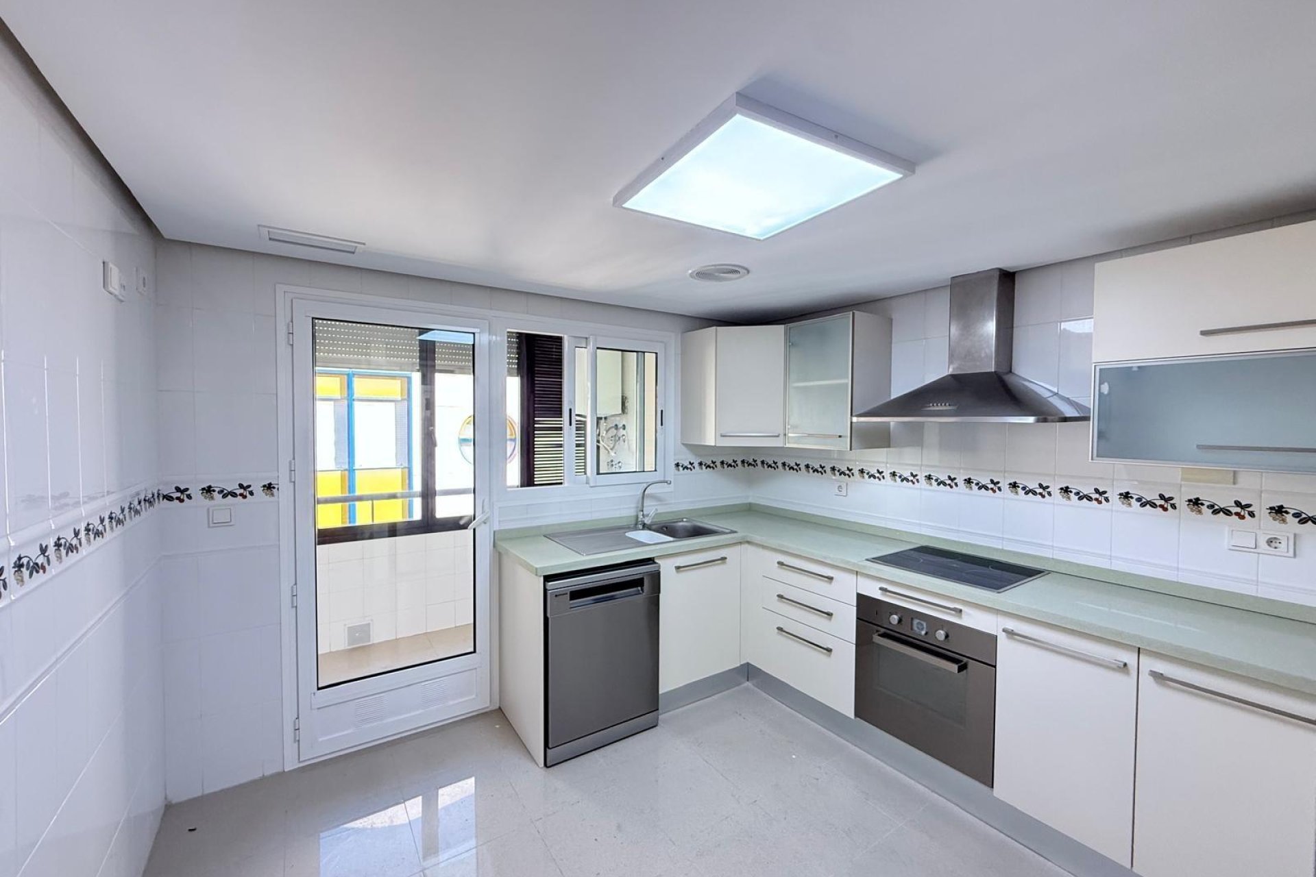 Resale - Apartment - Torrevieja - Puerto Deportivo