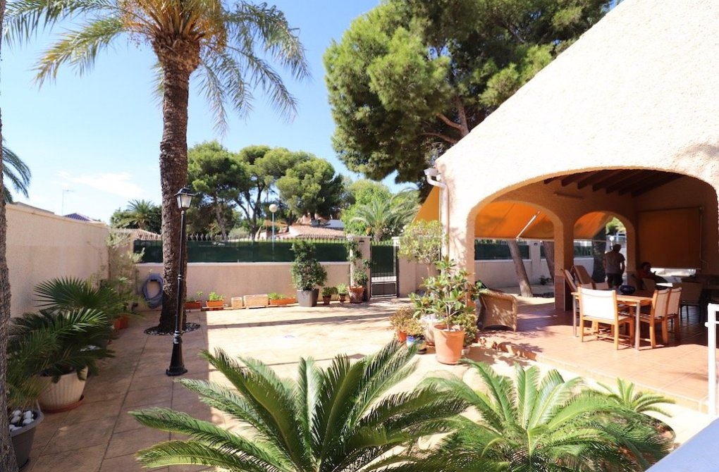 Resale - Chalet - Orihuela Costa - Punta Prima