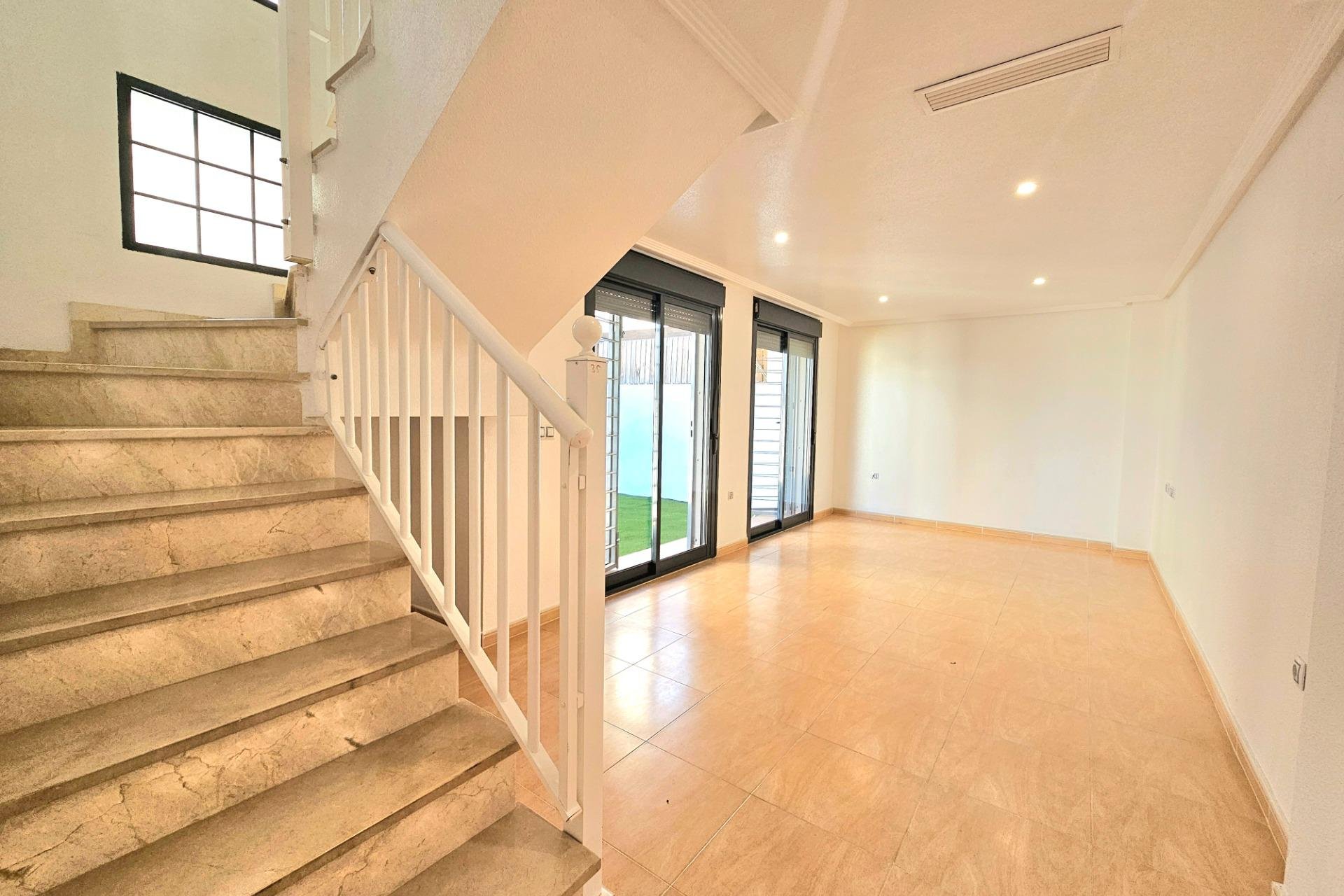 Resale - Chalet - Torrevieja - Aguas Nuevas