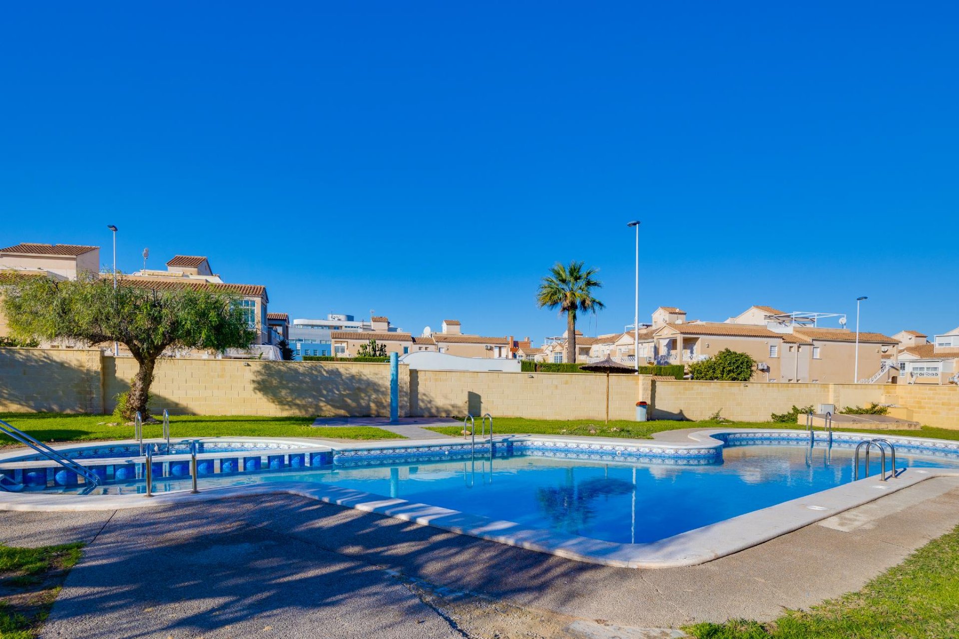 Resale - Chalet - Torrevieja - Pueblo - Centro