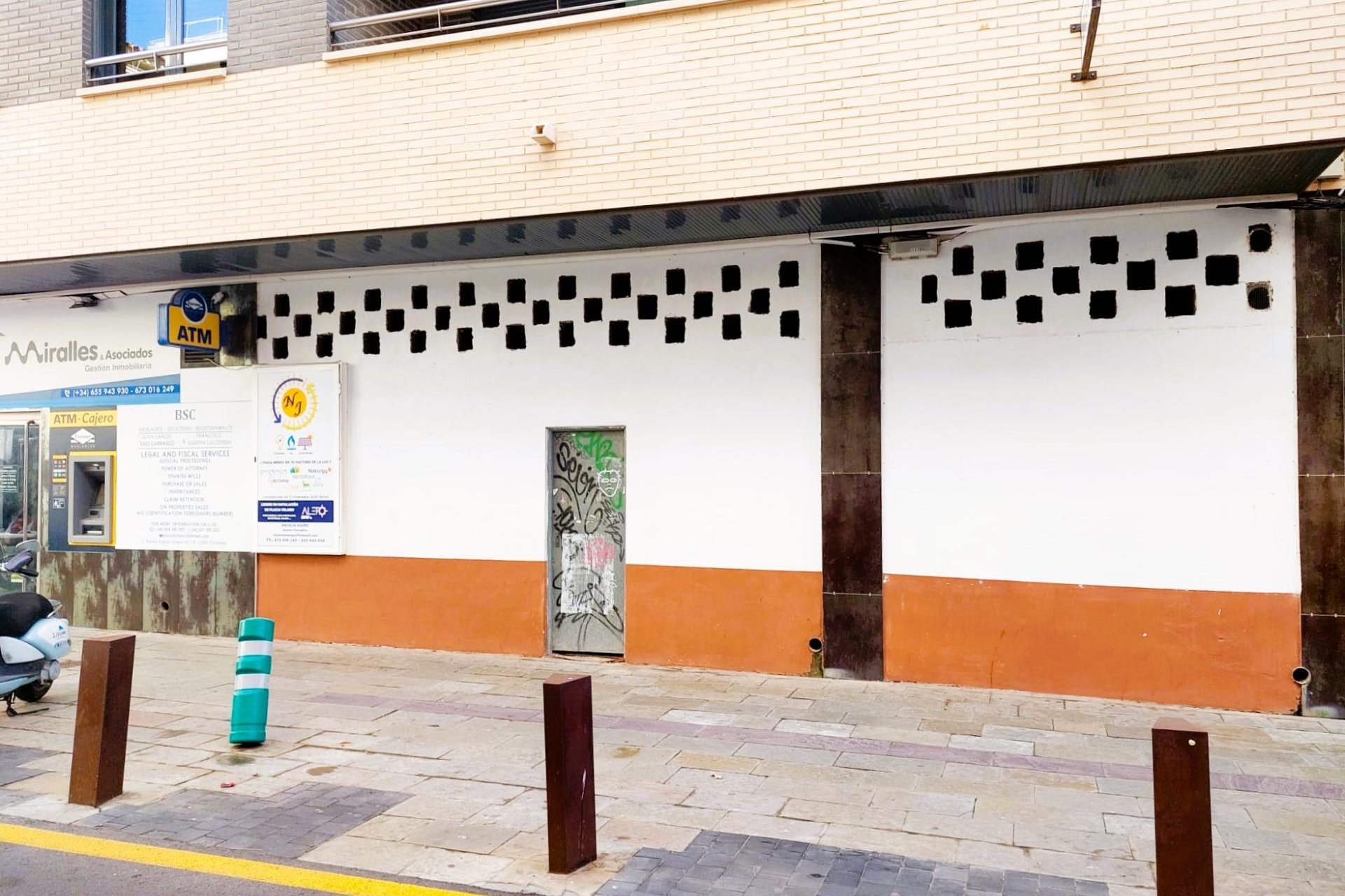 Resale - Commercial Premises - Torrevieja - Puerto