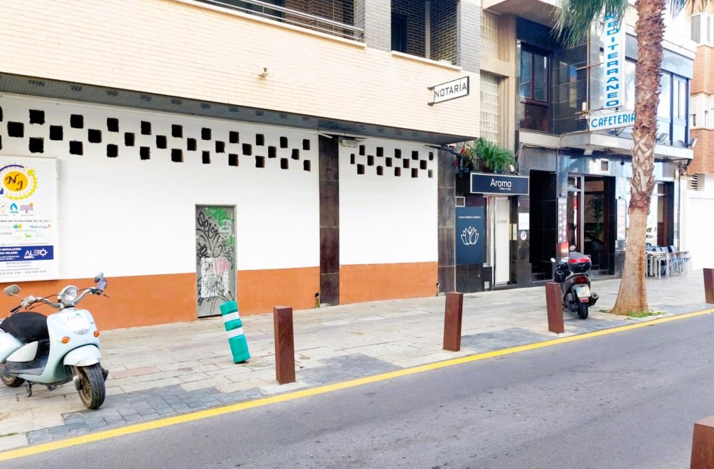 Resale - Commercial Premises - Torrevieja - Puerto