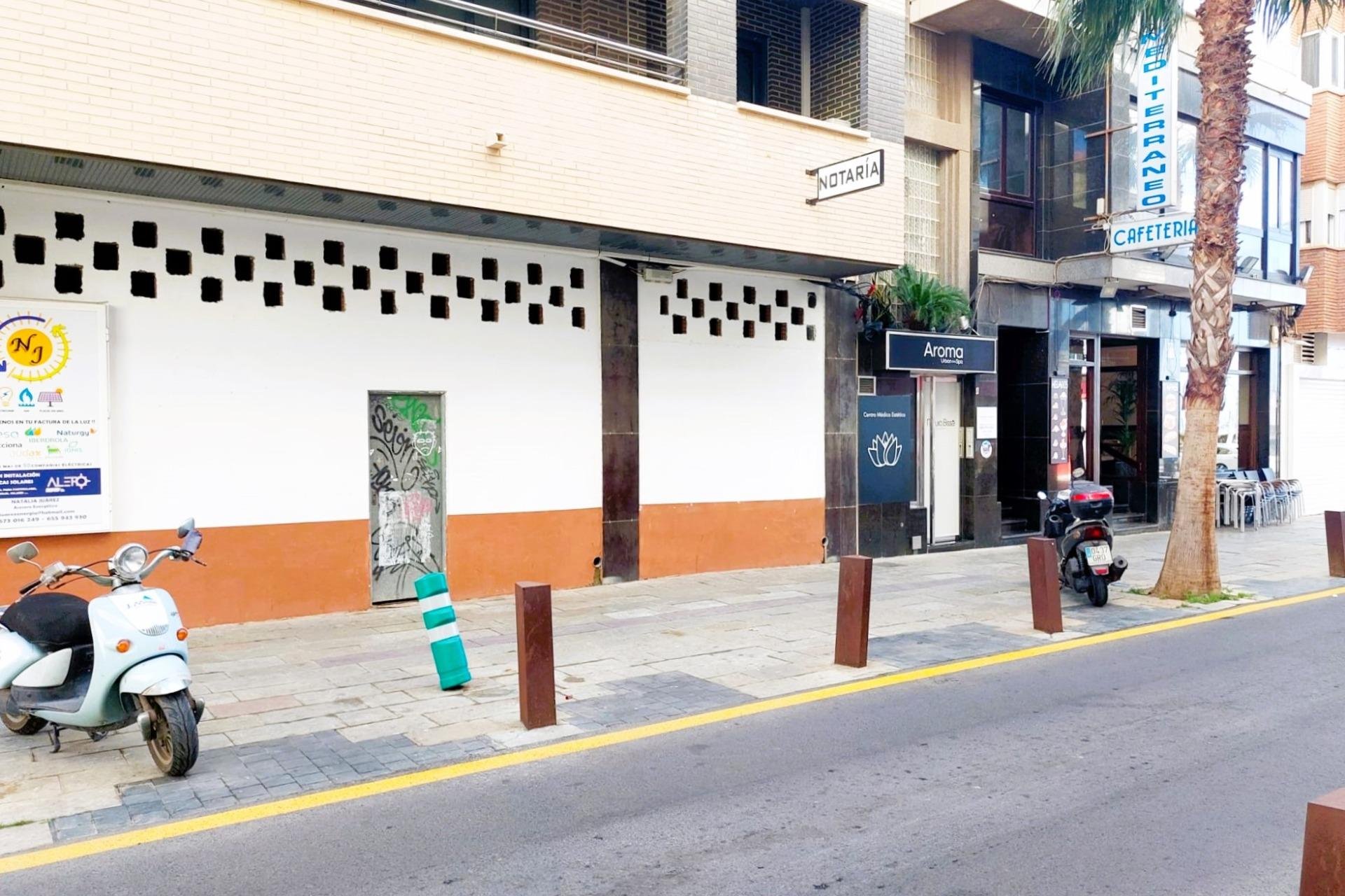 Resale - Commercial Premises - Torrevieja - Puerto