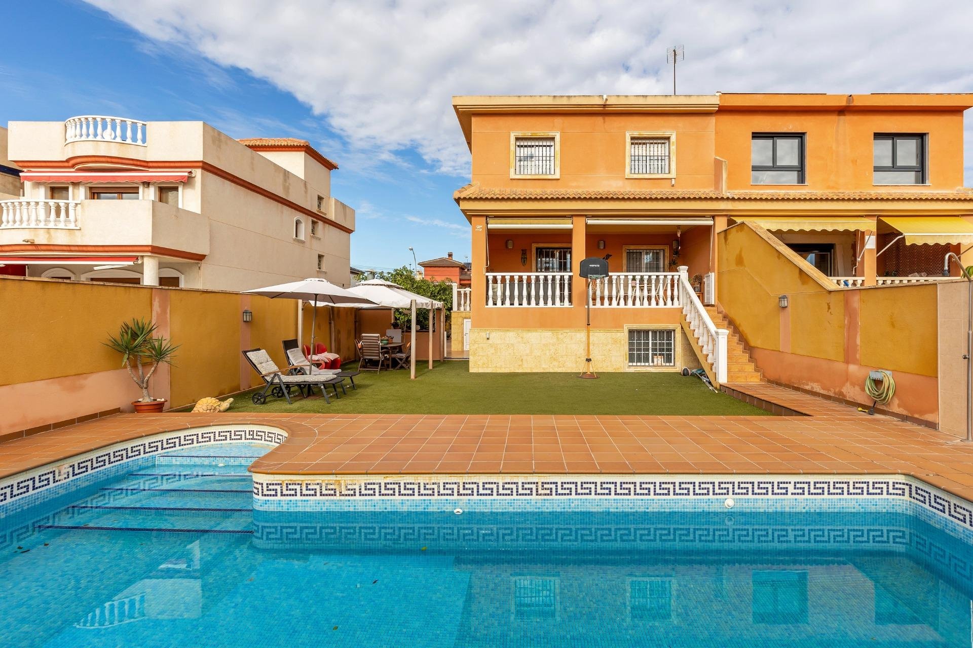 Resale - Terraced house - Torrevieja - Aguas Nuevas