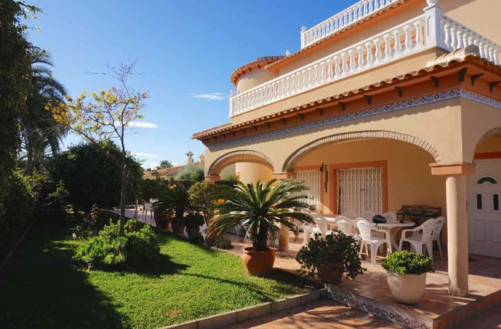 Resale - Villa - Cabo Roig