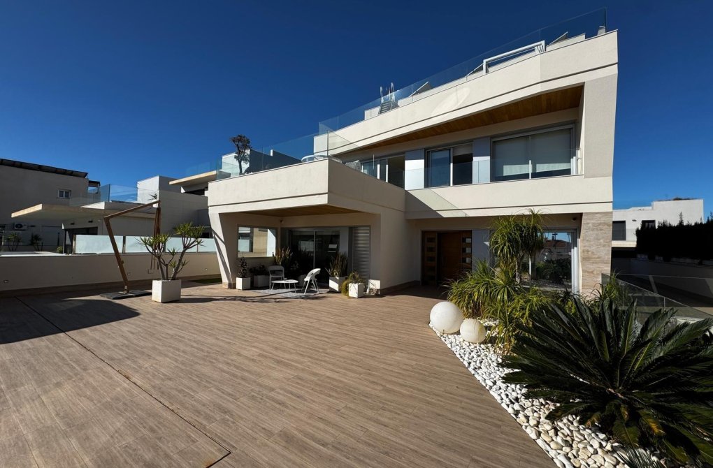 Resale - Villa - Orihuela Costa - Campoamor