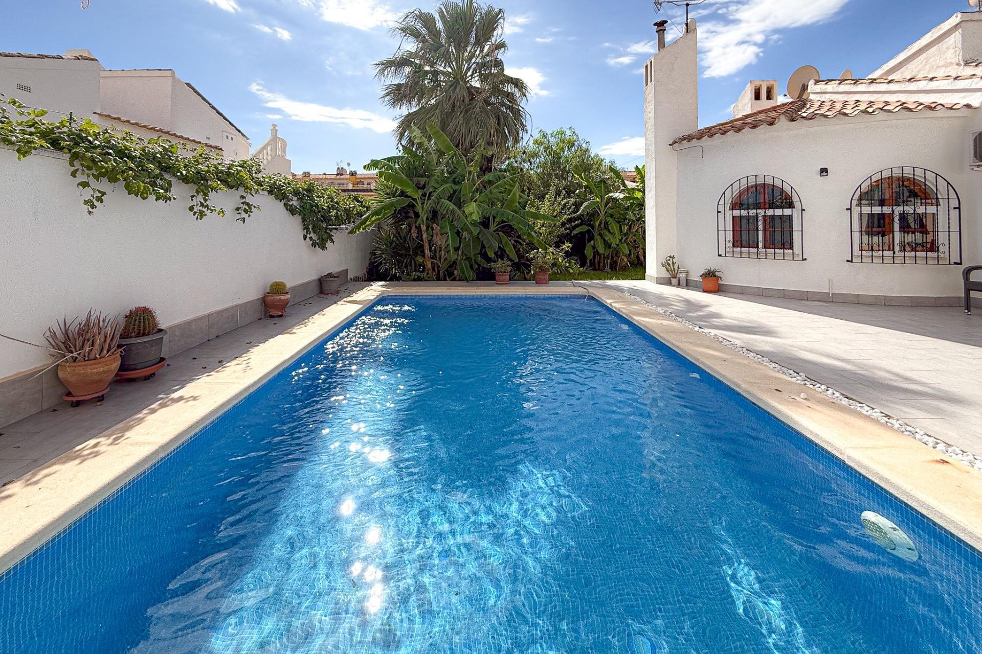 Resale - Villa - Orihuela Costa - La Florida