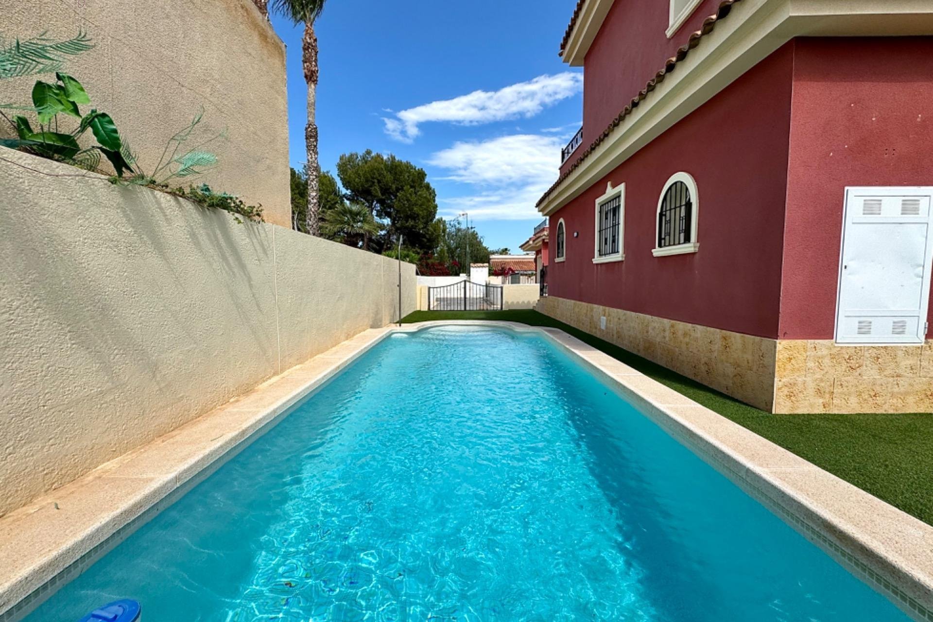 Resale - Villa - Orihuela Costa - La Zenia