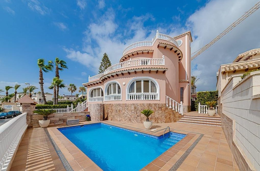 Resale - Villa - Orihuela Costa - La Zenia