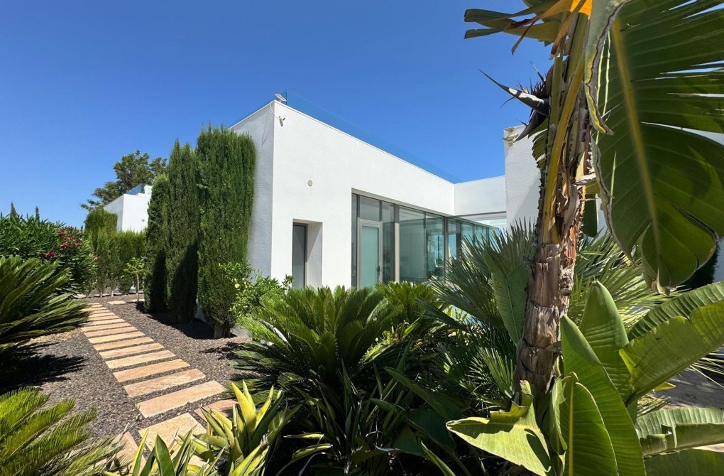 Resale - Villa - Orihuela Costa - Las Colinas Golf