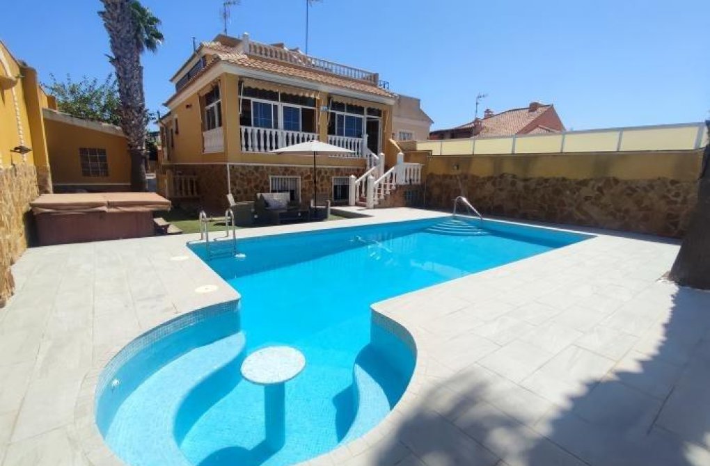 Resale - Villa - Torrevieja - Aguas Nuevas