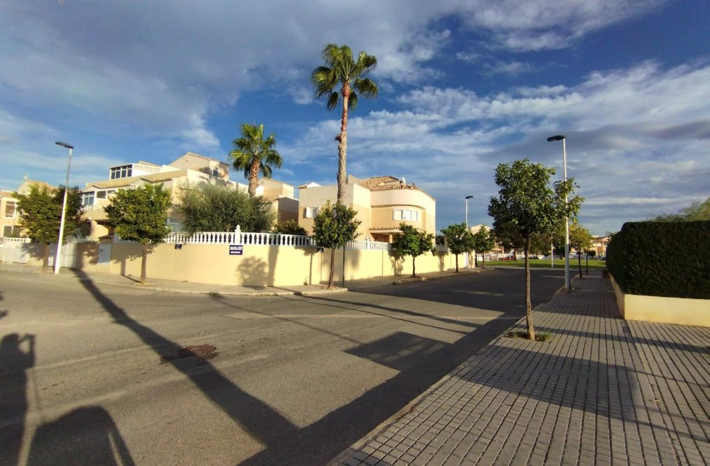 Resale - Villa - Torrevieja - La Siesta - El Salado - Torreta