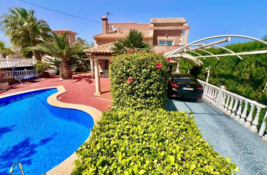 Resale - Villa - Torrevieja - Los Balcones - Los Altos del Edén