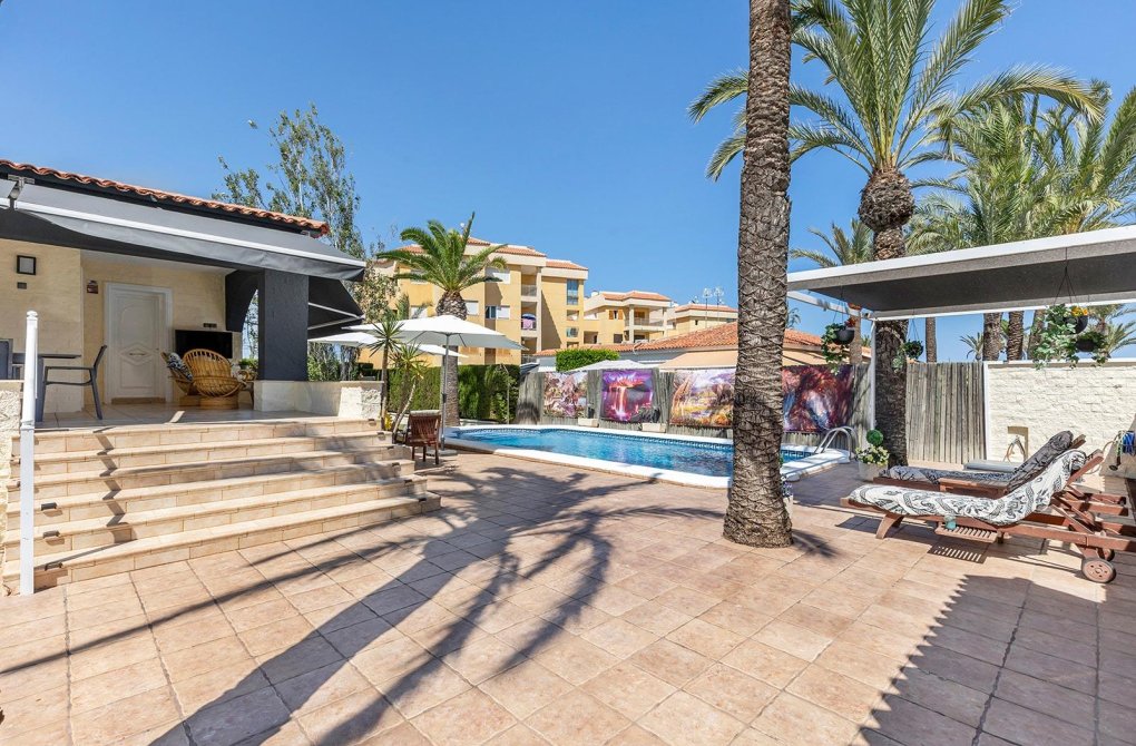 Resale - Villa - Torrevieja - Punta prima