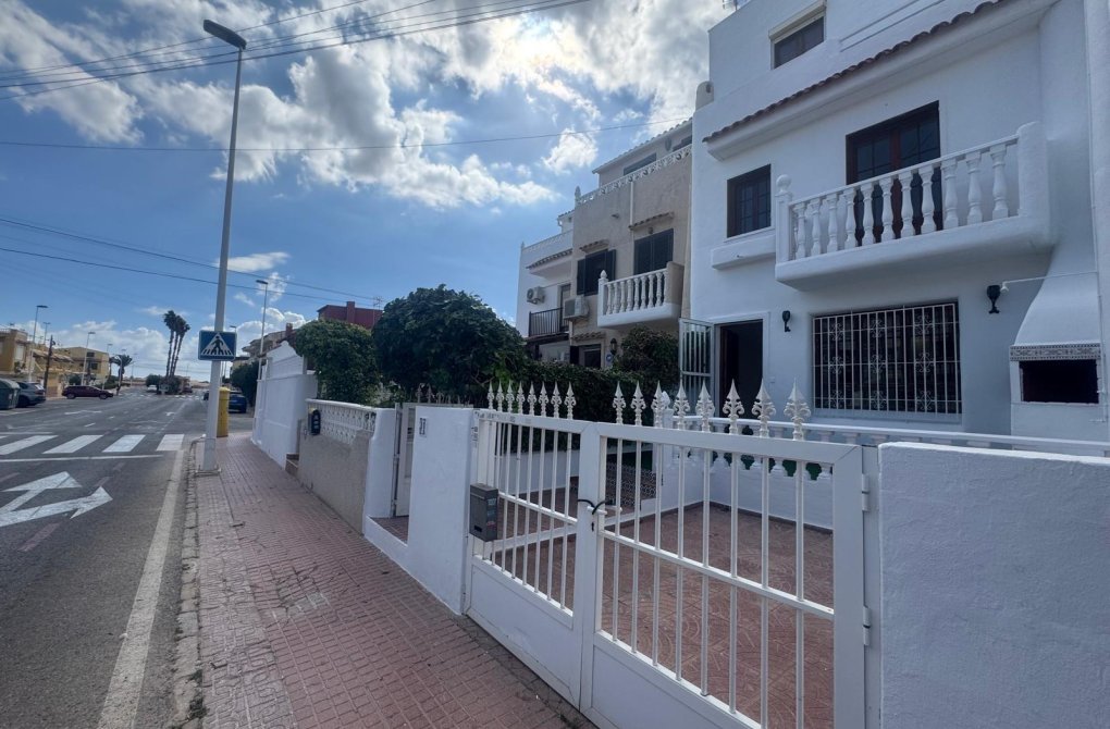 Reventa - Casa adosada - Torrevieja - Los Frutales