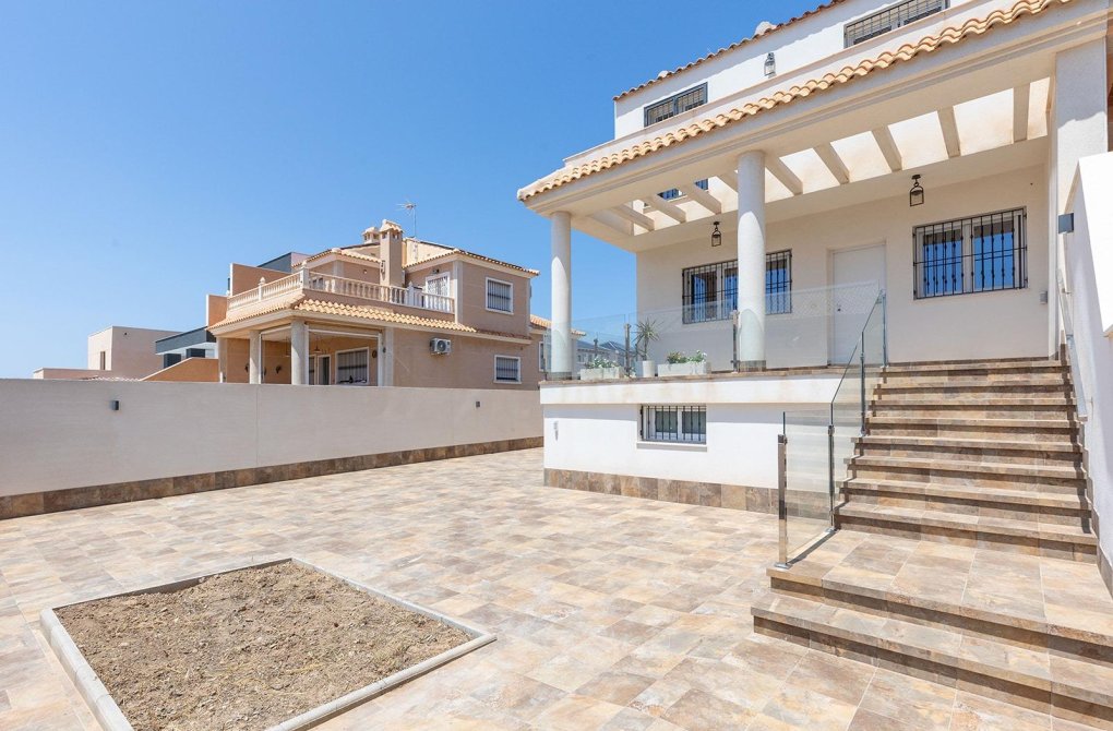 Reventa - Chalet - Torrevieja - Aguas Nuevas