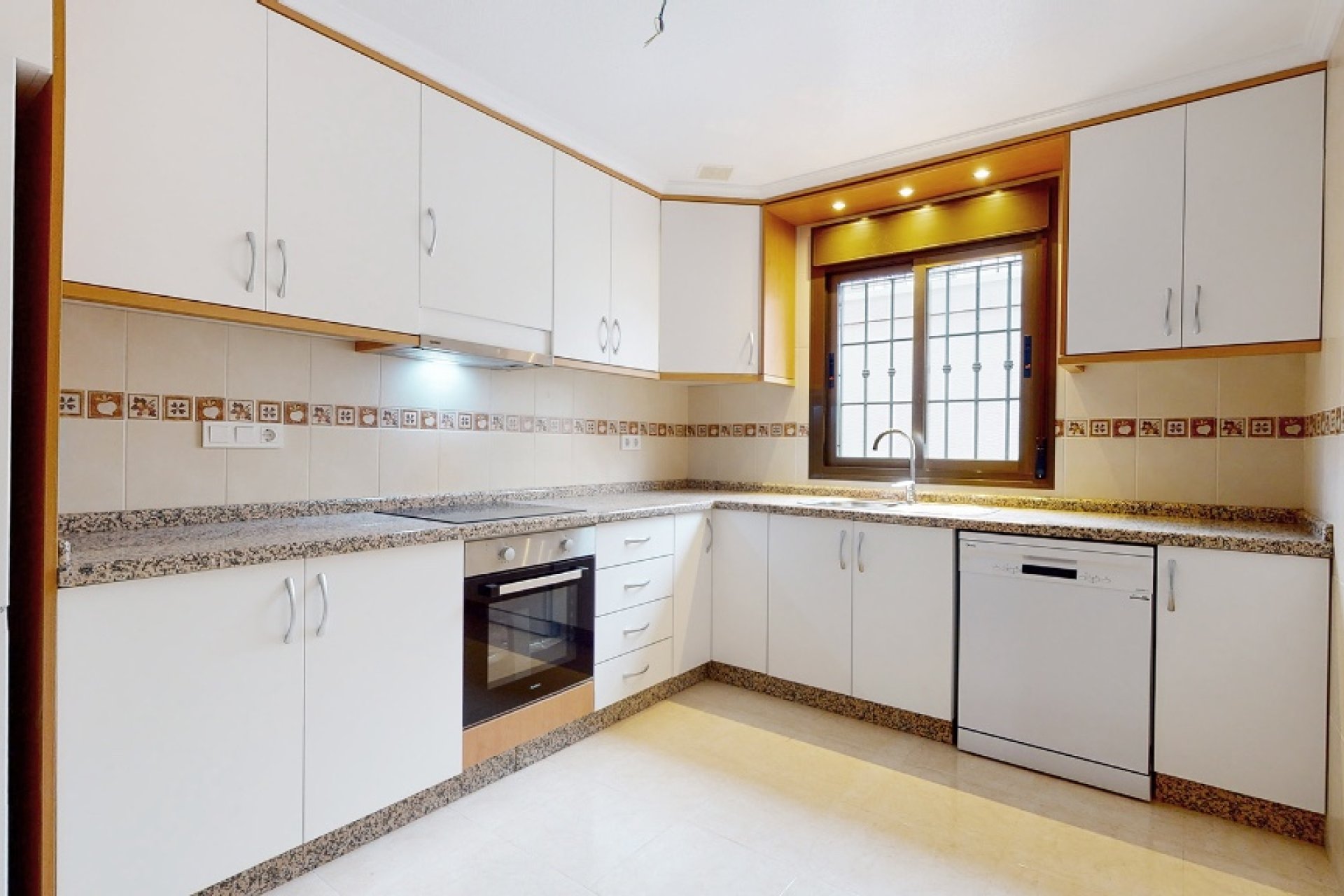 Rynek pierwotny - Willa - San Miguel de Salinas