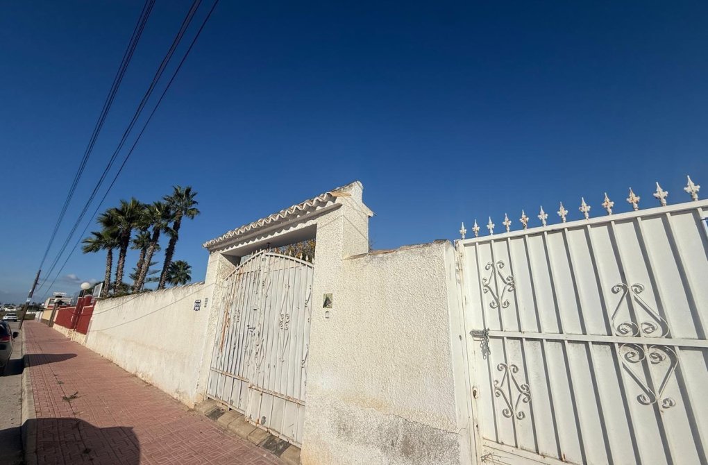Вторичное жилье - Участок - Torrevieja - La Siesta - El Salado - Torreta