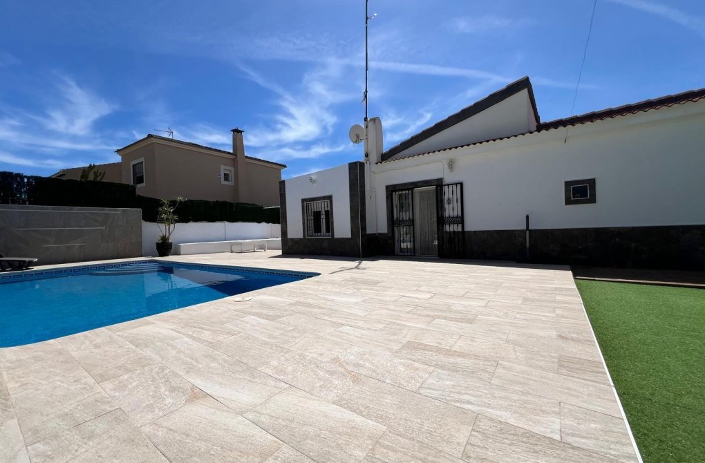 Вторичное жилье - Villa - Torrevieja - Los altos