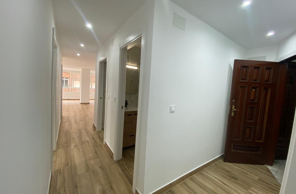 Resale - Apartment - Torrevieja - Acequion