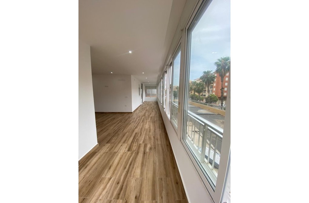 Resale - Apartment - Torrevieja - Acequion