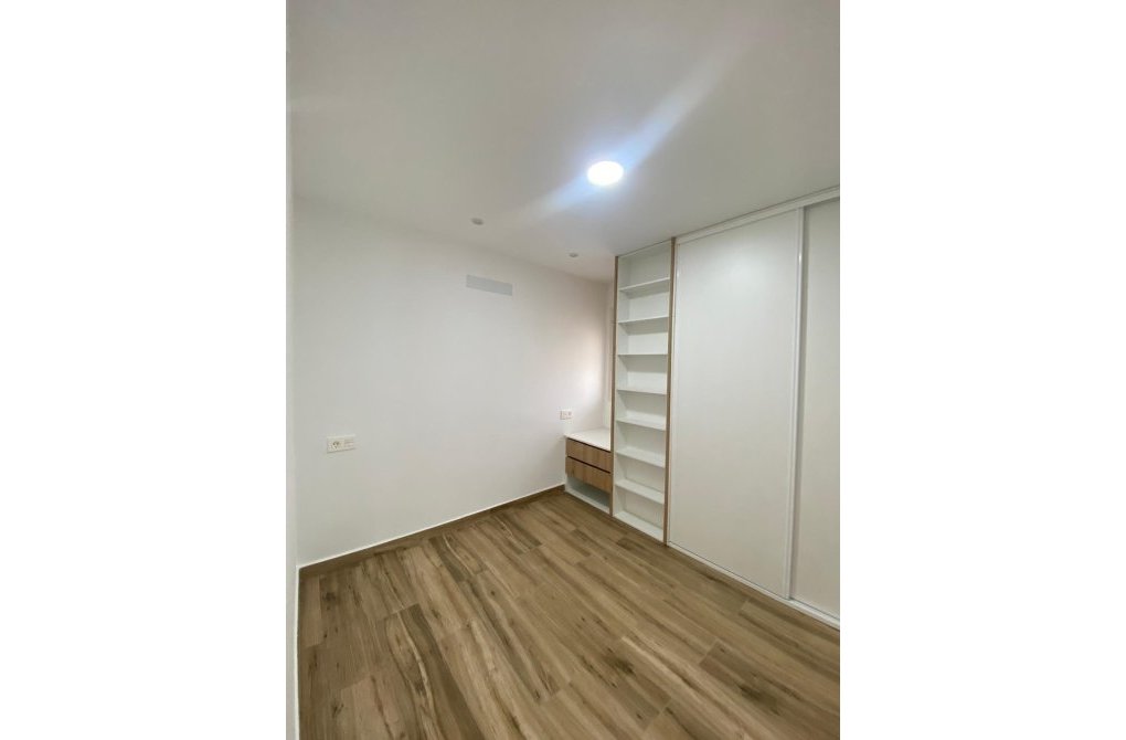 Resale - Apartment - Torrevieja - Acequion