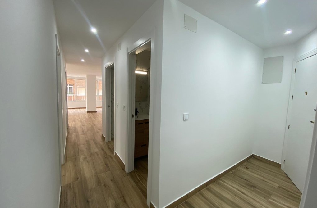 Resale - Apartment - Torrevieja - Acequion