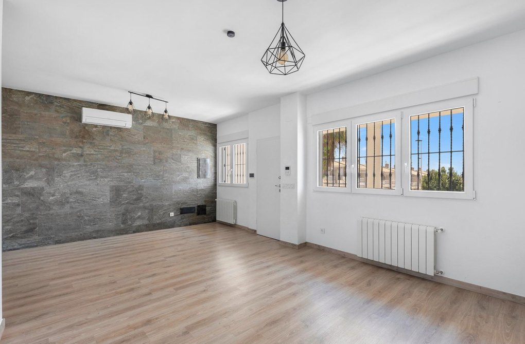 Resale - Villa - Torrevieja - Aguas Nuevas