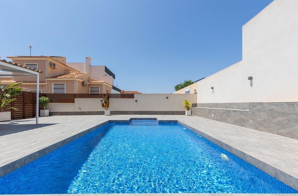 Resale - Villa - Torrevieja - Aguas Nuevas