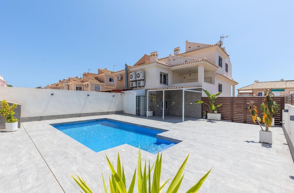 Resale - Villa - Torrevieja - Aguas Nuevas