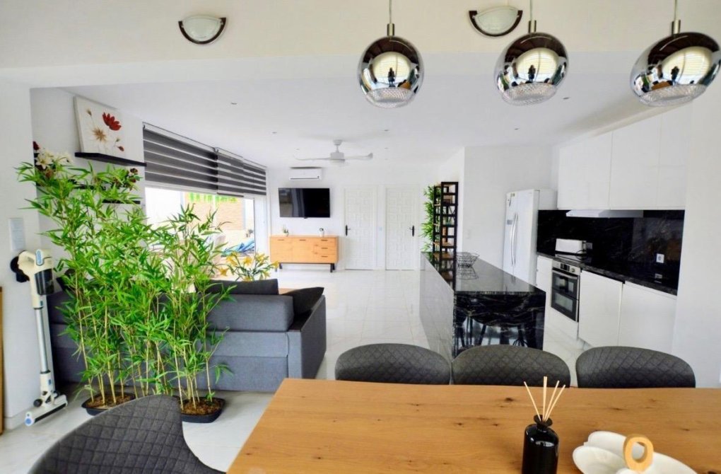 Resale - Villa - San Miguel de Salinas - Urbanizacion blue lagoon