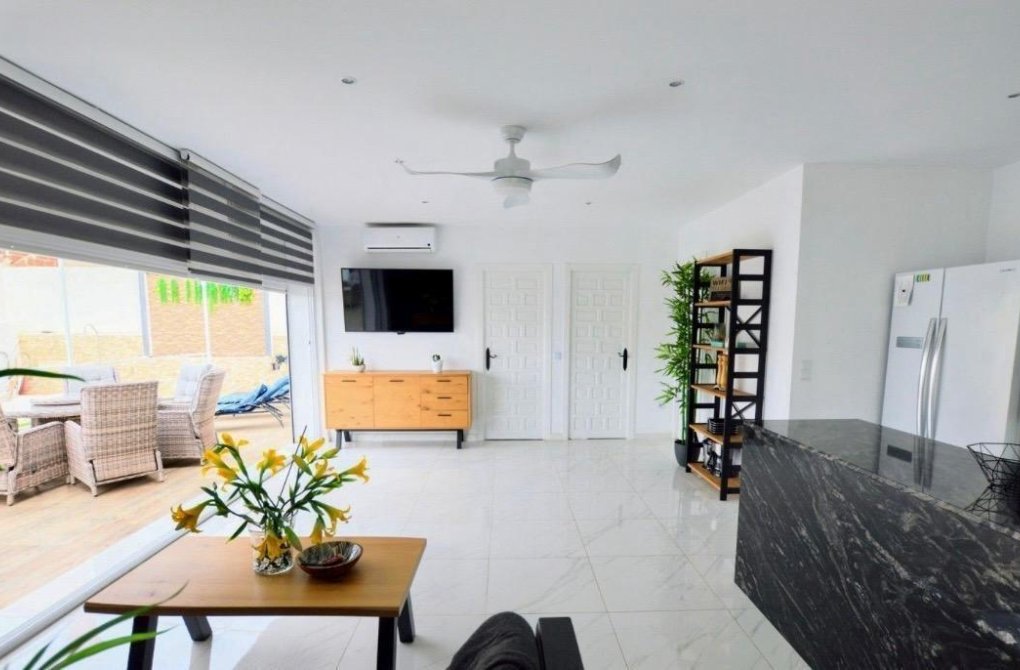 Resale - Villa - San Miguel de Salinas - Urbanizacion blue lagoon