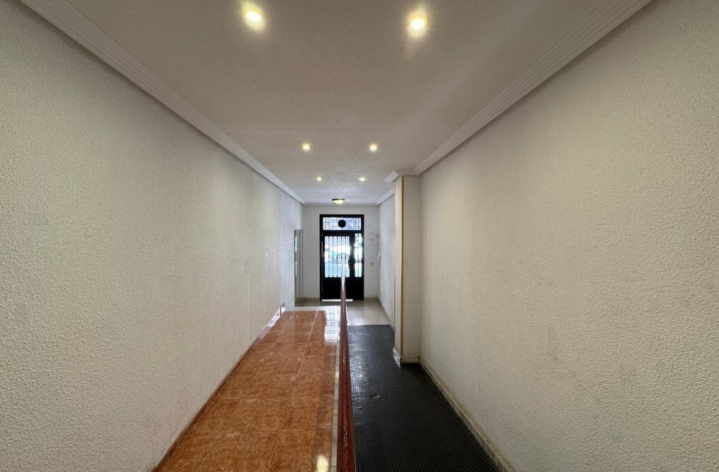 Resale - Apartment - Torrevieja - Estacion de autobuses