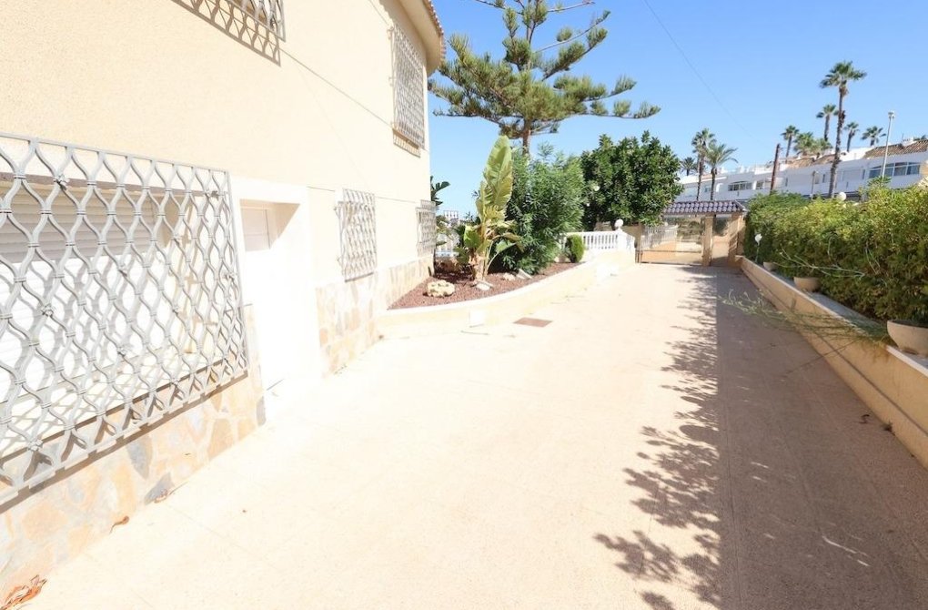Resale - Villa - Cabo Roig - MUY CERCA DE LA PLAYA