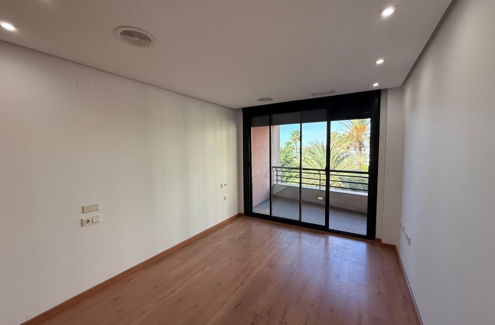 Вторичное жилье - Квартира - Torrevieja - Puerto Deportivo