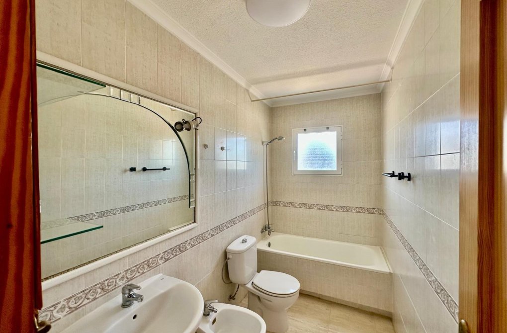 Resale - Bungalow - Torrevieja - Orihuela costa