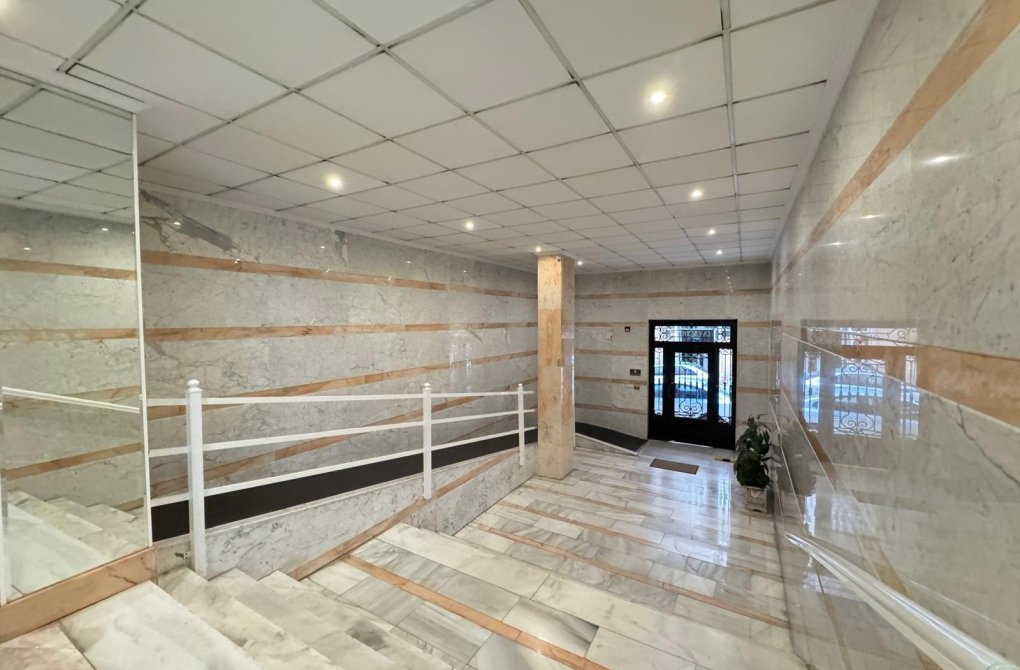 Resale - Apartment - Torrevieja - Estacion de autobuses