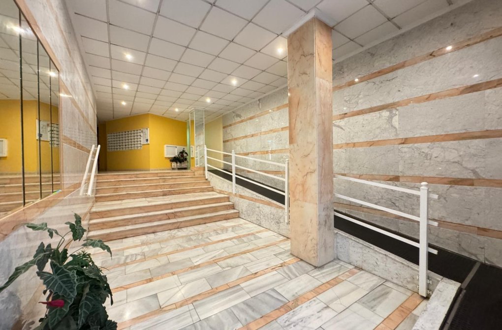 Resale - Apartment - Torrevieja - Estacion de autobuses