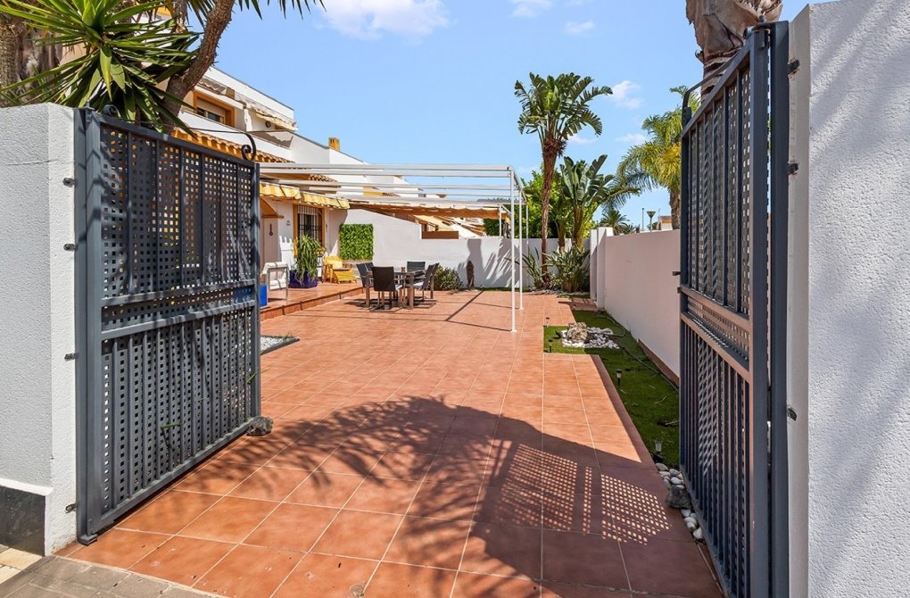 Resale - Villa / Semi-detached - Torre de la Horadada - Pueblo Latino