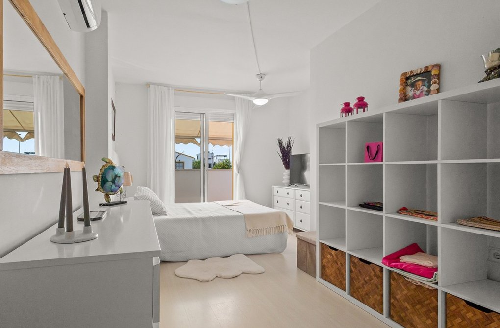 Resale - Villa / Semi-detached - Torre de la Horadada - Pueblo Latino