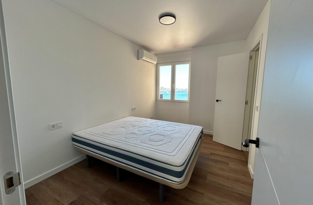 Resale - Apartment - Torrevieja - Acequion