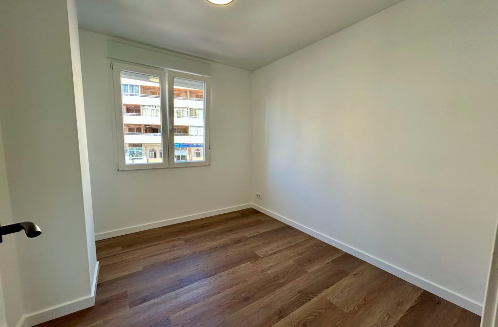 Resale - Apartment - Torrevieja - Acequion