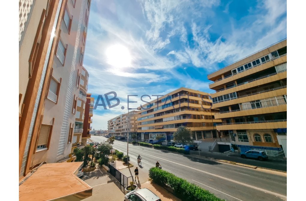 Resale - Apartment - Torrevieja - Acequion