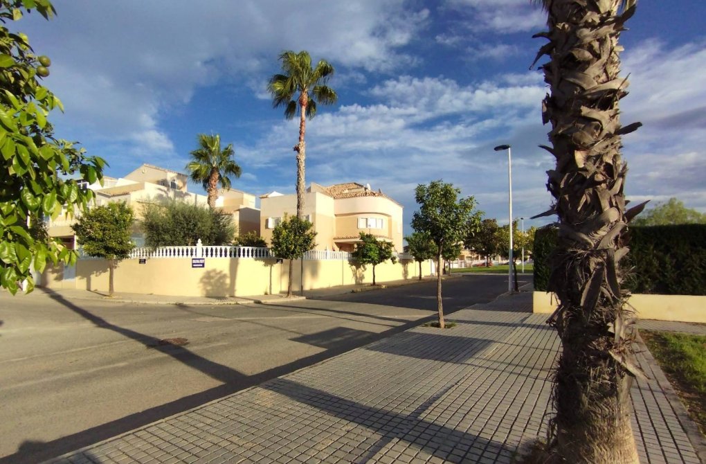Resale - Villa - Torrevieja - La Siesta - El Salado - Torreta